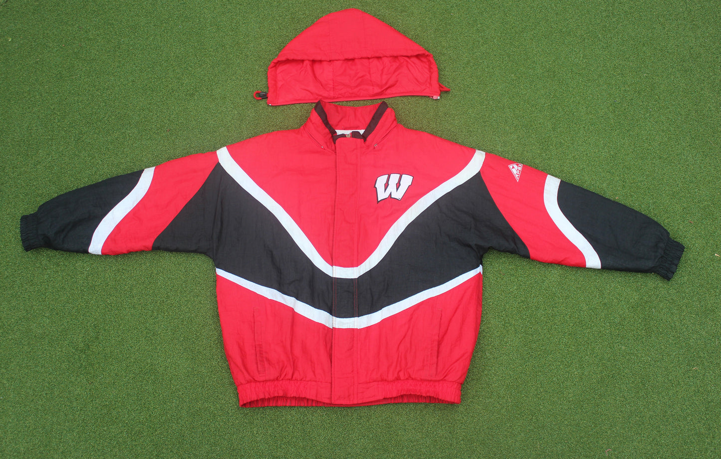 VINTAGE 90s | Wisconsin Wave Apex Jacket (Starter-Like) | Size L