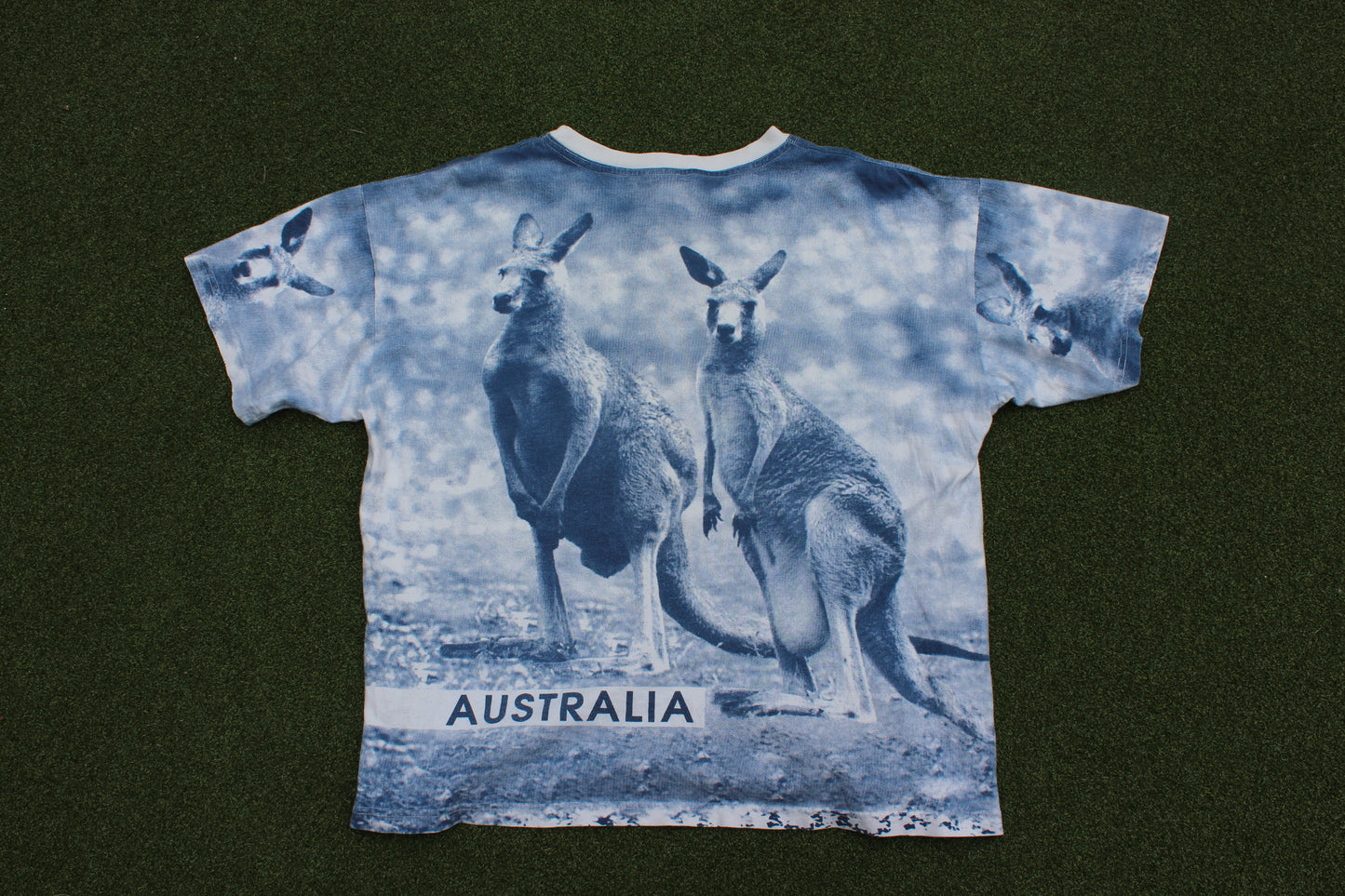 VINTAGE | Australia Kangaroo AOP T-Shirt | Size L